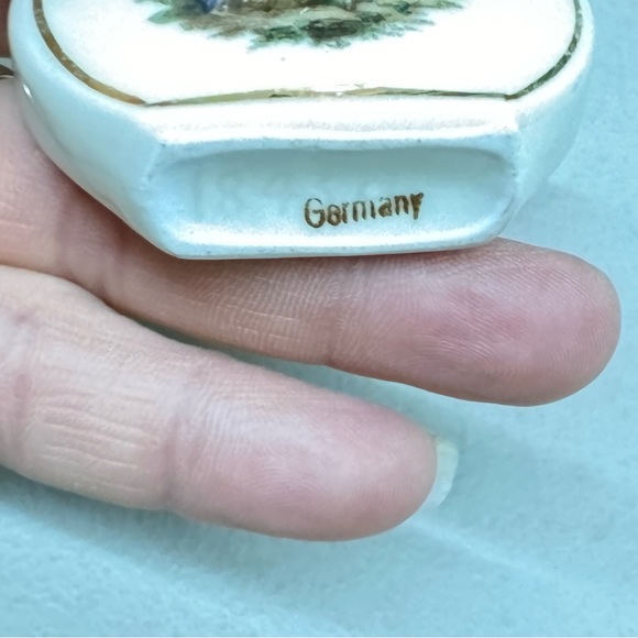 Vintage Germany Gold Tone Painted Porcelain Couple Empty Perfume Bottle - Picture 6 of 8